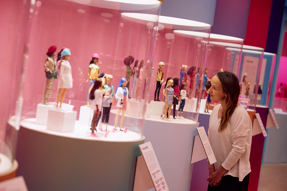  باربي رقم 1 ... متحف في لندن ينظم معرضا لدمى باربي